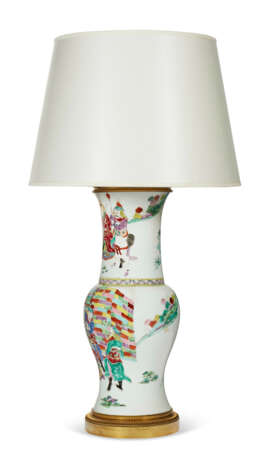 A CHINESE EXPORT PORCELAIN FAMILLE ROSE YENYEN VASE, NOW MOUNTED AS A LAMP - Foto 4