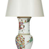 A CHINESE EXPORT PORCELAIN FAMILLE ROSE YENYEN VASE, NOW MOUNTED AS A LAMP - photo 4