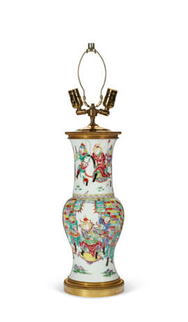A CHINESE EXPORT PORCELAIN FAMILLE ROSE YENYEN VASE, NOW MOUNTED AS A LAMP - Foto 5