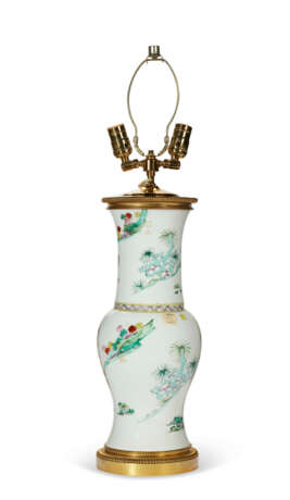 A CHINESE EXPORT PORCELAIN FAMILLE ROSE YENYEN VASE, NOW MOUNTED AS A LAMP - photo 7