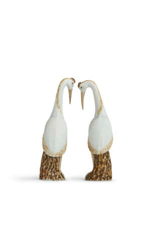 A PAIR OF CHINESE EXPORT PORCELAIN CRANES - фото 3