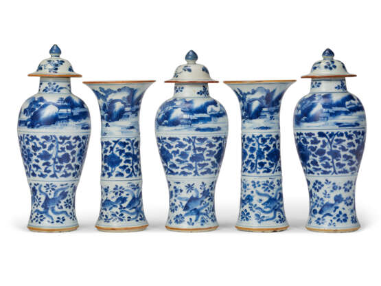 A CHINESE EXPORT PORCELAIN BLUE AND WHITE FIVE-PIECE GARNITURE - photo 2