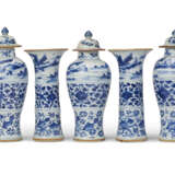 A CHINESE EXPORT PORCELAIN BLUE AND WHITE FIVE-PIECE GARNITURE - фото 3