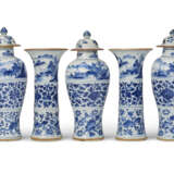A CHINESE EXPORT PORCELAIN BLUE AND WHITE FIVE-PIECE GARNITURE - фото 4