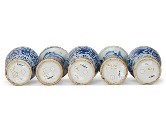 A CHINESE EXPORT PORCELAIN BLUE AND WHITE FIVE-PIECE GARNITURE - фото 5