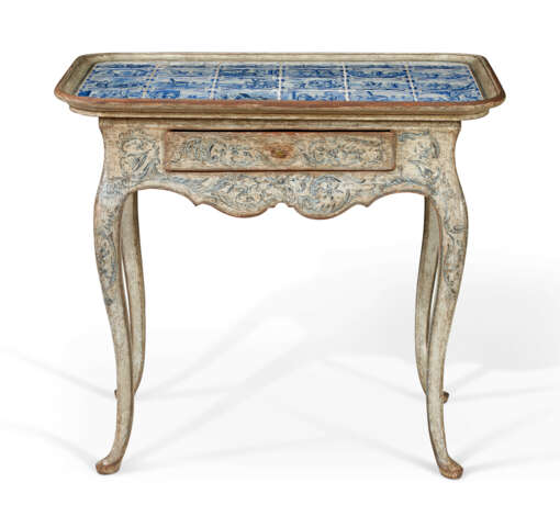 A DANISH GREY AND BLUE-PAINTED AND DELFT TILE-INSET TABLE - Foto 1