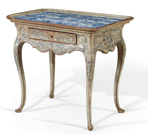 A DANISH GREY AND BLUE-PAINTED AND DELFT TILE-INSET TABLE - Foto 2