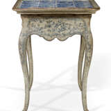 A DANISH GREY AND BLUE-PAINTED AND DELFT TILE-INSET TABLE - Foto 3