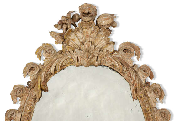 A QUEEN ANNE GREY-PAINTED MIRROR - Foto 2