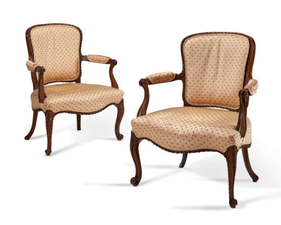 A PAIR OF GEORGE III SOLID MAHOGANY ARMCHAIRS - фото 1