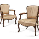 A PAIR OF GEORGE III SOLID MAHOGANY ARMCHAIRS - Foto 1