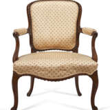 A PAIR OF GEORGE III SOLID MAHOGANY ARMCHAIRS - photo 2