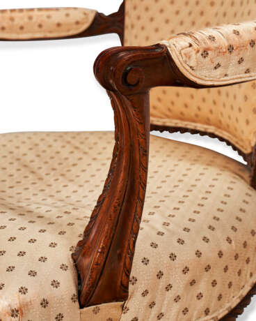 A PAIR OF GEORGE III SOLID MAHOGANY ARMCHAIRS - Foto 5