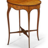 A GEORGE III AMARANTH-BANDED SATINWOOD AND MARQUETRY OVAL WORK TABLE - Foto 2