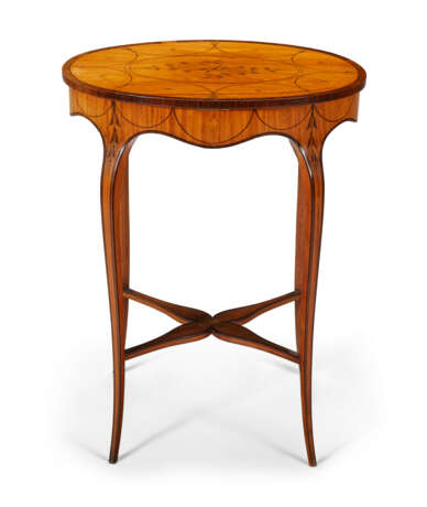A GEORGE III AMARANTH-BANDED SATINWOOD AND MARQUETRY OVAL WORK TABLE - Foto 3