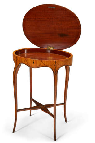 A GEORGE III AMARANTH-BANDED SATINWOOD AND MARQUETRY OVAL WORK TABLE - Foto 5