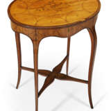 A GEORGE III AMARANTH-BANDED SATINWOOD AND MARQUETRY OVAL WORK TABLE - Foto 6