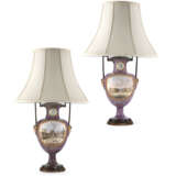 A PAIR OF NAPLES PORCELAIN TWO-HANDLED FAUX PORPHYRY-GROUND TOPOGRAPHICAL VASES MOUNTED AS LAMPS - Foto 1