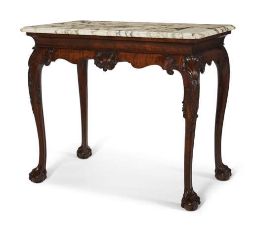 A GEORGE II MAHOGANY SIDE TABLE - Foto 1