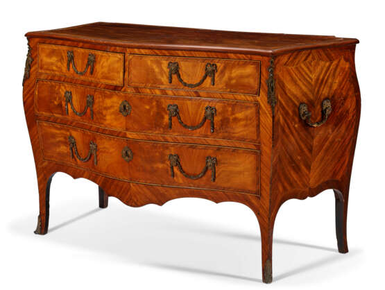 AN EARLY GEORGE III LACQUERED BRASS-MOUNTED AND TULIPWOOD-BANDED MAHOGANY SERPENTINE COMMODE - Foto 1