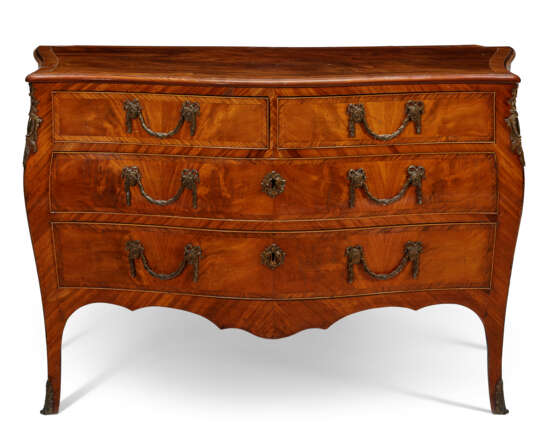 AN EARLY GEORGE III LACQUERED BRASS-MOUNTED AND TULIPWOOD-BANDED MAHOGANY SERPENTINE COMMODE - фото 2