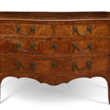 AN EARLY GEORGE III LACQUERED BRASS-MOUNTED AND TULIPWOOD-BANDED MAHOGANY SERPENTINE COMMODE - Foto 2