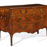 AN EARLY GEORGE III LACQUERED BRASS-MOUNTED AND TULIPWOOD-BANDED MAHOGANY SERPENTINE COMMODE - Foto 3