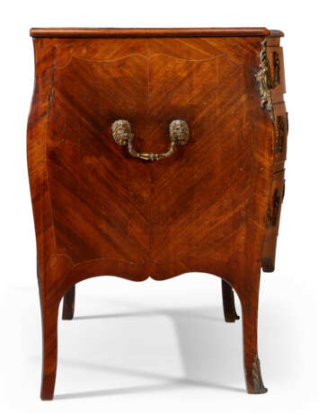 AN EARLY GEORGE III LACQUERED BRASS-MOUNTED AND TULIPWOOD-BANDED MAHOGANY SERPENTINE COMMODE - Foto 4