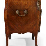 AN EARLY GEORGE III LACQUERED BRASS-MOUNTED AND TULIPWOOD-BANDED MAHOGANY SERPENTINE COMMODE - photo 4