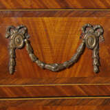 AN EARLY GEORGE III LACQUERED BRASS-MOUNTED AND TULIPWOOD-BANDED MAHOGANY SERPENTINE COMMODE - фото 6