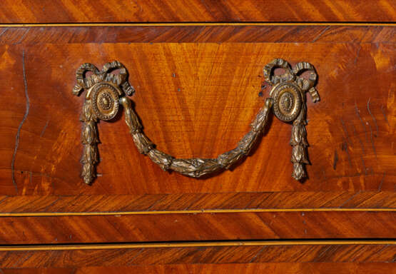 AN EARLY GEORGE III LACQUERED BRASS-MOUNTED AND TULIPWOOD-BANDED MAHOGANY SERPENTINE COMMODE - Foto 6
