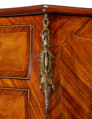 AN EARLY GEORGE III LACQUERED BRASS-MOUNTED AND TULIPWOOD-BANDED MAHOGANY SERPENTINE COMMODE - photo 8
