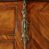 AN EARLY GEORGE III LACQUERED BRASS-MOUNTED AND TULIPWOOD-BANDED MAHOGANY SERPENTINE COMMODE - photo 8