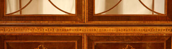 A GEORGE III EBONY AND BOXWOOD STRUNG HAREWOOD, SYCAMORE AND TULIPWOOD MARQUETRY BREAKFRONT BOOKCASE - Foto 6