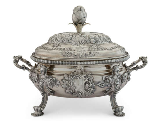 A GEORGE II SILVER TWO-HANDLED SOUP TUREEN AND COVER - фото 1