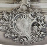 A GEORGE II SILVER TWO-HANDLED SOUP TUREEN AND COVER - Foto 2