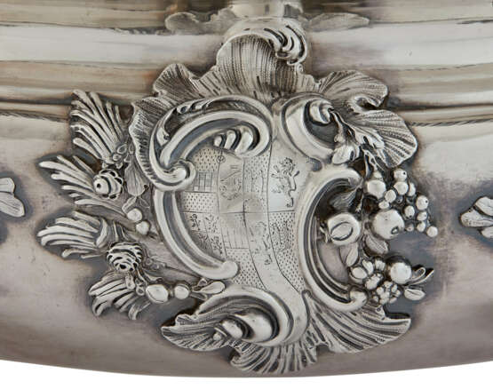 A GEORGE II SILVER TWO-HANDLED SOUP TUREEN AND COVER - фото 2