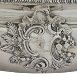 A GEORGE II SILVER TWO-HANDLED SOUP TUREEN AND COVER - Foto 3
