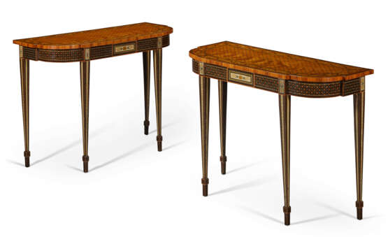 A PAIR OF GEORGE III POLYCHROME-PAINTED, TULIPWOOD-BANDED AND SATINWOOD BREAKFRONT SIDE TABLES - Foto 1