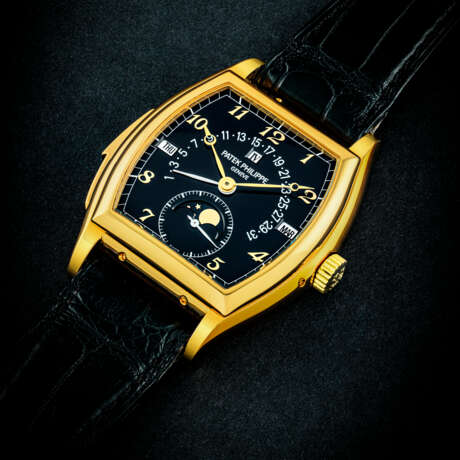 PATEK PHILIPPE. A VERY RARE 18K GOLD TONNEAU-SHAPED AUTOMATIC MINUTE REPEATING PERPEPTUAL CALENDAR WRISTWATCH WITH RETROGRADE DATE, MOON PHASES, LEAP YEAR INDICATION AND BLACK DIAL WITH BREGUET NUMERALS - Foto 2