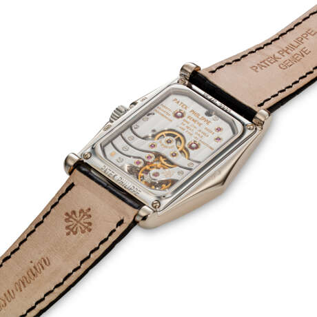PATEK PHILIPPE. A RARE 18K WHITE GOLD LIMITED EDITION RECTANGULAR WRISTWATCH WITH 10-DAY POWER RESERVE, MADE TO COMMEMORATE THE MILLENNIUM - Foto 3