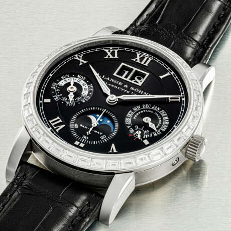 A. LANGE & S&#214;HNE. AN EXCEPTIONALLY RARE PLATINUM AND BAGUETTE-CUT DIAMOND-SET AUTOMATIC PERPETUAL CALENDAR WRISTWATCH WITH LEAP YEAR INDICATION, MOON PHASE, 24 HOUR, DATE AND ZERO-RESET FUNCTION, MADE TO COMMEMORATE THE 20TH ANNIVERSARY OF THE HO - Foto 2