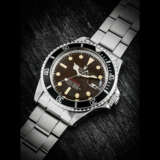 ROLEX. A STAINLESS STEEL AUTOMATIC WRISTWATCH WITH SWEEP CENTRE SECONDS, DATE, BRACELET AND TROPICAL DIAL - фото 1
