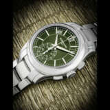 PATEK PHILIPPE. A STAINLESS STEEL AUTOMATIC ANNUAL CALENDAR CHRONOGRAPH WRISTWATCH WITH DAY/NIGHT INDICATION, BRACELET AND GREEN DIAL - photo 1