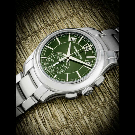 PATEK PHILIPPE. A STAINLESS STEEL AUTOMATIC ANNUAL CALENDAR CHRONOGRAPH WRISTWATCH WITH DAY/NIGHT INDICATION, BRACELET AND GREEN DIAL - Foto 1
