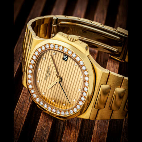 PATEK PHILIPPE. AN 18K GOLD AND DIAMOND-SET AUTOMATIC WRISTWATCH WITH SWEEP CENTRE SECONDS, DATE AND BRACELET - фото 1