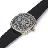 PATEK PHILIPPE. AN 18K WHITE GOLD AUTOMATIC WRISTWATCH WITH HAND-ENGRAVED BLACK CHAMPLEV&#201; ENAMEL DIAL - Foto 2