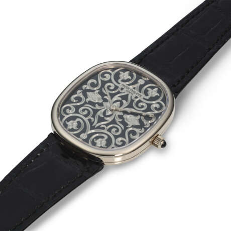 PATEK PHILIPPE. AN 18K WHITE GOLD AUTOMATIC WRISTWATCH WITH HAND-ENGRAVED BLACK CHAMPLEV&#201; ENAMEL DIAL - Foto 2
