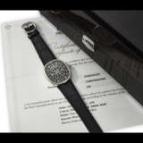 PATEK PHILIPPE. AN 18K WHITE GOLD AUTOMATIC WRISTWATCH WITH HAND-ENGRAVED BLACK CHAMPLEV&#201; ENAMEL DIAL - Foto 4