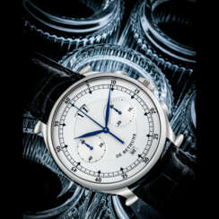 DE BETHUNE. AN 18K WHITE GOLD CHRONOGRAPH WRISTWATCH WITH MONTH INDICATION AND DATE